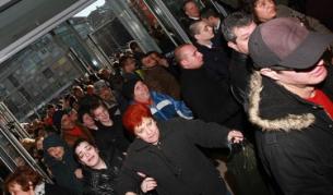 Въпреки кризата вчера огромна тълпа нападна мол "Сердика Център София" в деня на откриването му