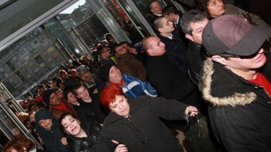 Въпреки кризата вчера огромна тълпа нападна мол "Сердика Център София" в деня на откриването му