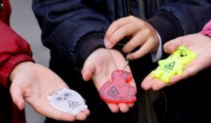 Бензиностанции ЕКО подаряват светлоотразители на първокласниците във Варна