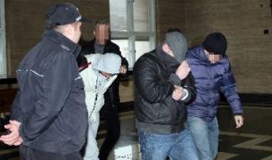 След арестуването им, на 19 декември "Наглите" бяха доведени в съда със засилена охрана и скрити лица