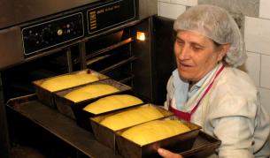 Сладкарка пече козунаци за светлия христиански празник