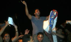 Привърженици на блока "Иракия" на бившия премиер Ияд Алауи празнуват победата в парламентарните избори в Ирак