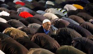 Молитва в джамията Султан Мурат II в Скопие