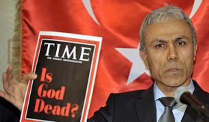 Агджа по време на пресконференцията с брой на списание "Тайм" с основан тема: "Мъртъв ли е Бог?"