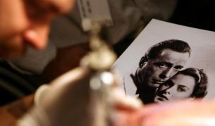 Кинокласика: образите на Богарт и партньорката му в "Казабланка" Ингрид Бергман се правят дори на татуировки