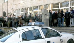 Огромни опашки се извиват всеки ден пред районните полицейски управления