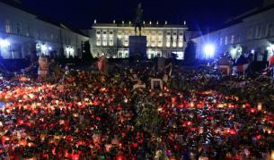 Хиляди цветя, кандила и свещи пред президентската резиденция в центъра на Варшава