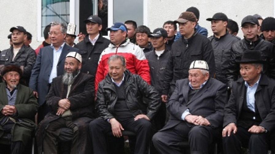 Президентът Бакиев (на първия ред в средата) се срещна днес със свои привърженици в родното си село