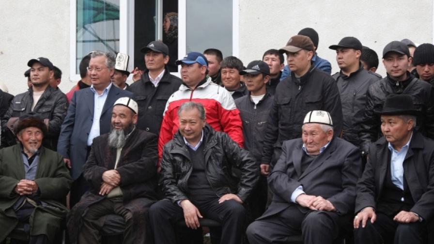 Сваленият от власт Курманбек Бакиев (в центъра на първия ред)се снима със свои привърженици в село Теит
