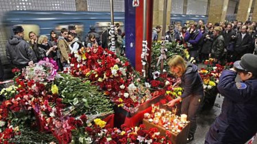 Метростанциите, на които станаха атентатите, бяха отрупани с цветя от московчани