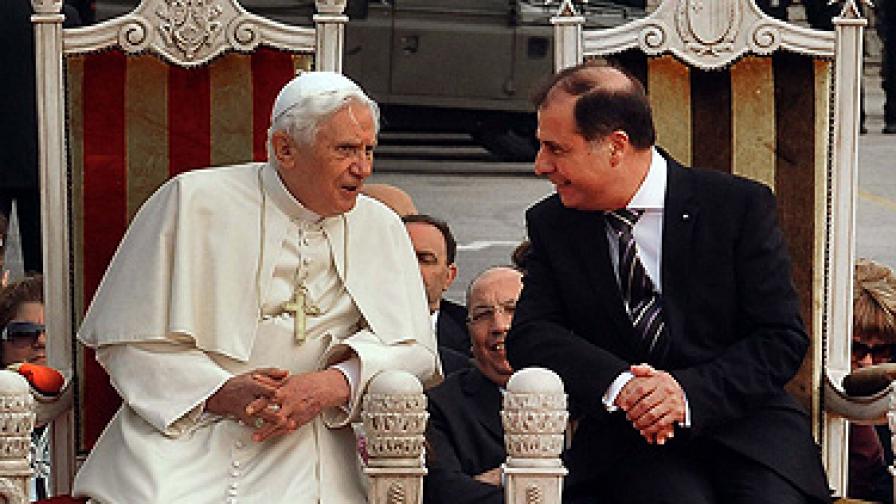 Папата призна: Църквата е "наранена от грехове"