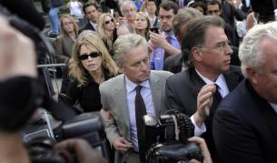 Майкъл Дъглас и първата му съпруга Диандра излизат от съда след обявяването на присъдата