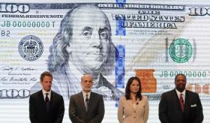 Тимъти Гайтнър и колегите му представят новата банкнота