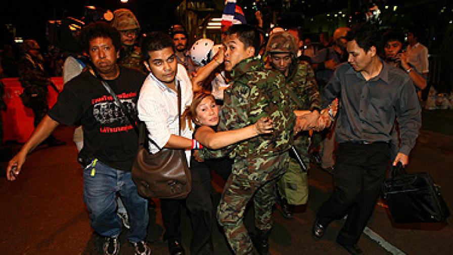 Трима убити и 75 ранени при серия експлозии в Банкок 