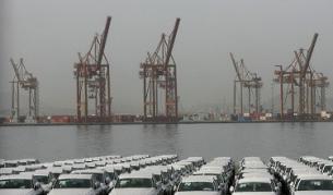 Нови автомобили, разтоварени на пристанището в Пирея