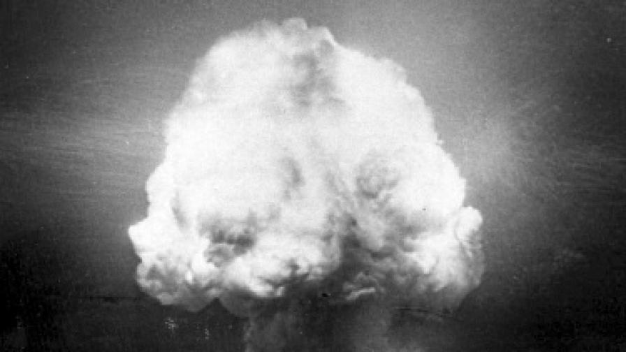 Първата атомна бомба, взривена при опит на американската армия в Ню Мексико. Снимката е направена 12 секунди след експлозията