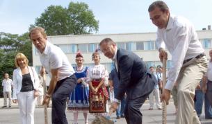 Кметът Йорданов, Станишев и Гуцанов правят първа копка за ремонт на улица седмица преди парламентарните избори през 2009 г.