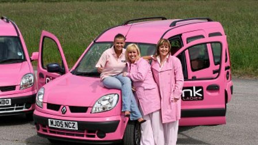 През 2006 г. лондонска такси компания пусна розови коли за жени. Данните тогава сочеха, че поне 10 жени на месец са нападани в таксита