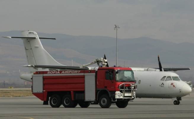 Запалиха се гумите на самолет на летище София