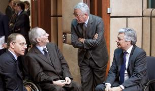 Преди срещата на финансовите министри: (от ляво) Лук Фрийден от Люксембург, Валфганг Шойбле от Германия, Джулио Тремонти от Италия, Дидие Рендер от Белгия