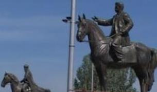 Статуи на Гоце Делчев и Даме Груев върху коне са първите от проектираните 17 паметника по проекта "Скопие 2014"