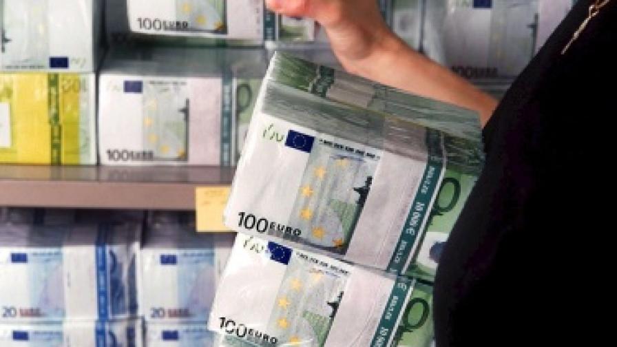 Еврото падна под 1,3 долара