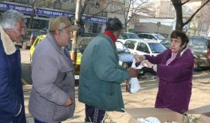 Възрастни хора на опашка за пакети с безплатна храна