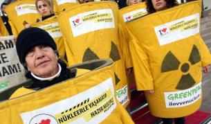 Активисти на "Грийнпийс" протестираха в Анкара през ноември 2009 г., когато правителството обяви, че възнамерява да открие нова тръжна процедура за централата