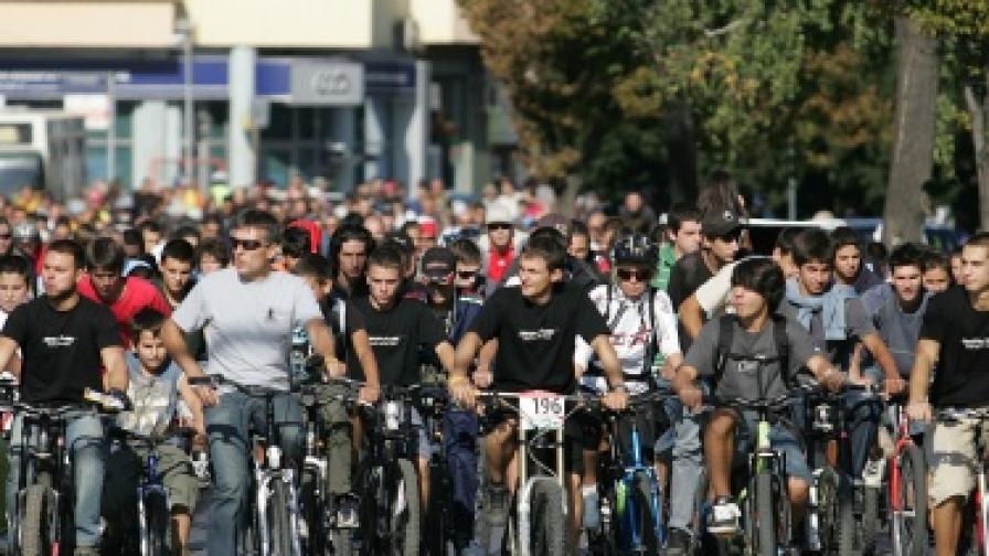 Софийски колоездачи по време на европейският ден без автомобили миналата година. Сега мисията е: колело плюс костюм.