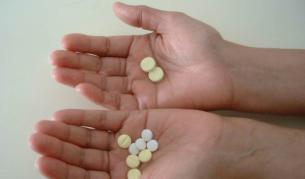 Психолог работи с две натровили се деца от дом