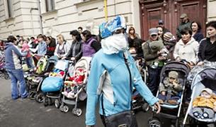 Румънски майки протестират срещу орязването на детските надбавки