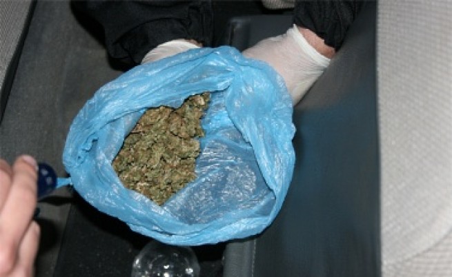 Полицай продава хероин по време на дежурство