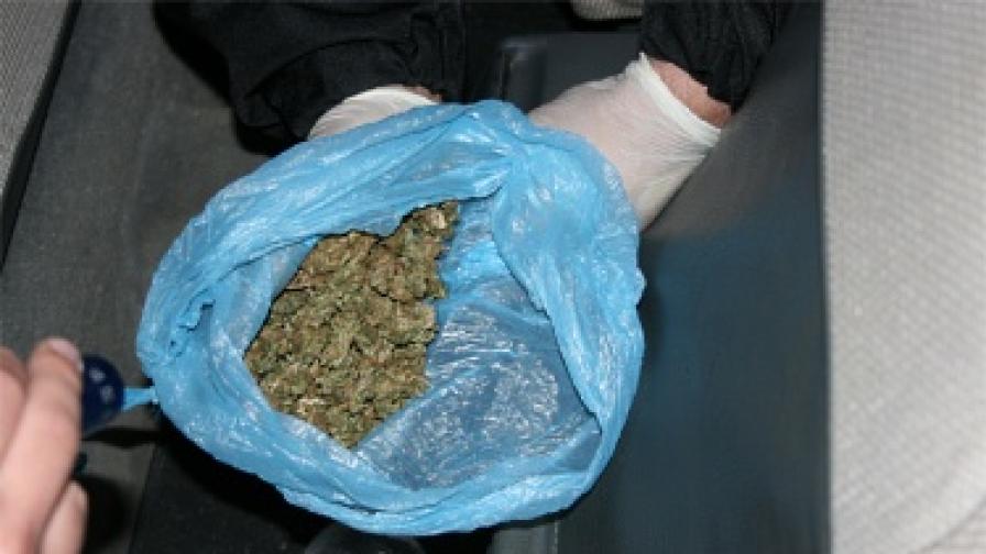 Полицай продава хероин по време на дежурство