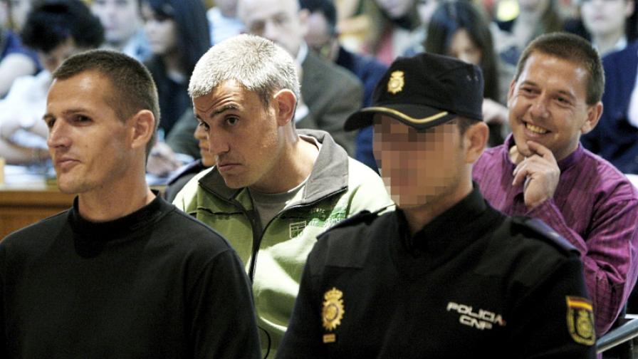 Игор Порту (л), Матин Сарасола (втори от ляво) и Микел Сан Себастиан (десният на задния ред) в съда преди произнасянето на присъдите