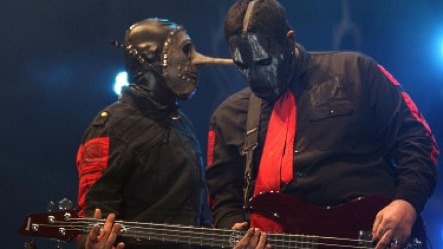 Басистът (вдясно) на сцената със "Слипнот"
