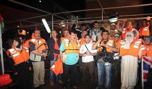 Турски хуманитарни активисти със спасителни жилетки на борда на атакувания кораб "Мави Мармара"