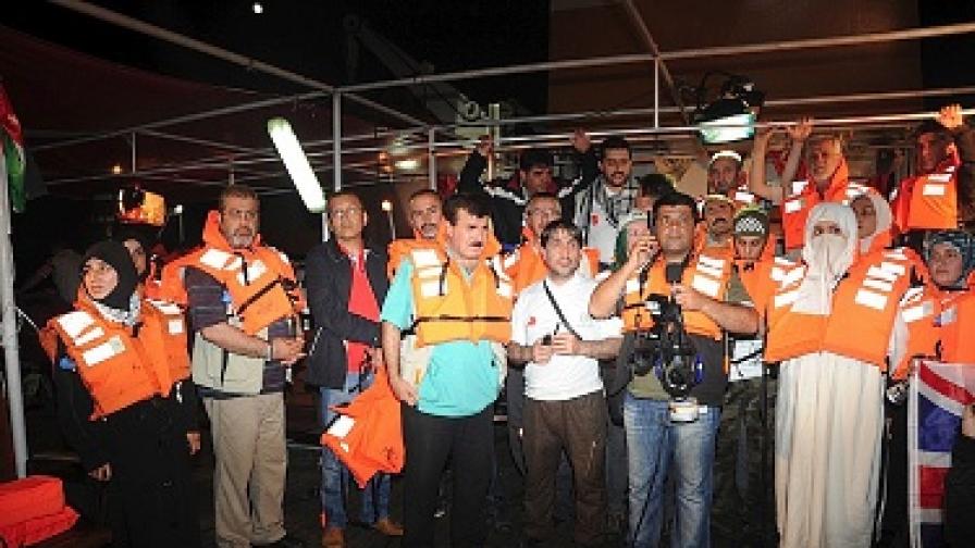 Турски хуманитарни активисти със спасителни жилетки на борда на атакувания кораб "Мави Мармара"