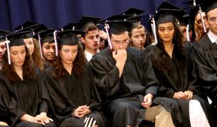 На церемония по дипломирането в Американския колеж в София (фотография от 2007 г.)