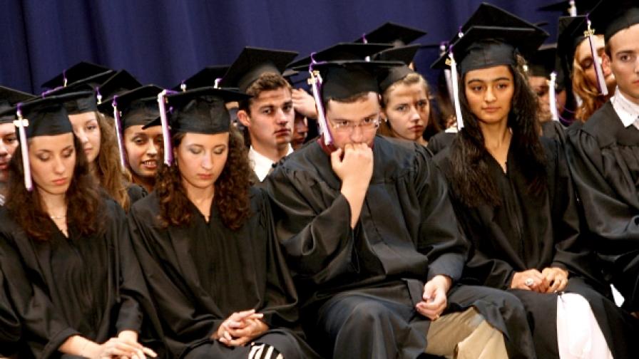 На церемония по дипломирането в Американския колеж в София (фотография от 2007 г.)