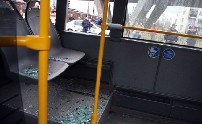 Младежи с качулки пребиха пътниците в трамвай №20