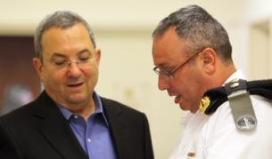 Израелският министър на отбраната Ехуд Барак (вляво) разговаря с офицер от армията