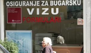 Кандидати за българска виза чакат пред българското консулство в Ниш (фотография от септември 2009)