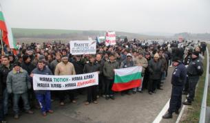 Подобен протест на тютюнопроизводители имаше през декември 2009 г. 3000 души блокираха границата за Гърцияпри пункта "Капитан Петко войвода"