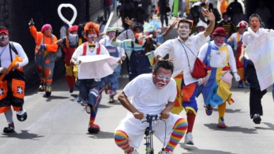 Може и да изглежда забавно, но поводът за това шествие в Сан Салвадор е трагичен