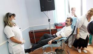 Бившият здравен министър Божидар Нанев дарява кръв