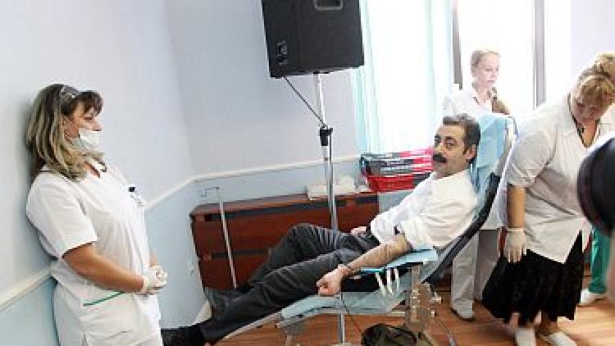 Бившият здравен министър Божидар Нанев дарява кръв