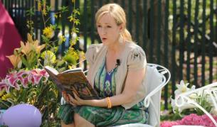 Джоан Роулинг отдавна е милиардерка с продадени повече от 375 млн. копия от седемте й романа за Хари Потър по целия свят