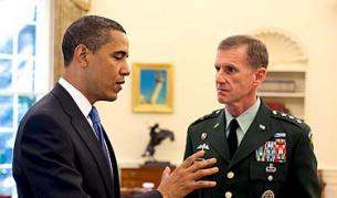 Маккристъл с президента Обама през май 2009 г.