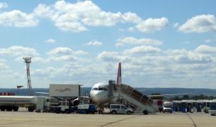 Някои депутати от крайморските избирателни райони са се отказали от мерцедеси и летят до морето със самолети