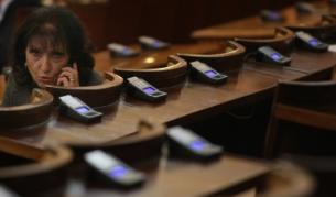 Народният представител от 40-ото НС Снежана Гроздилова говори по GSM по време на парламентарен контрол